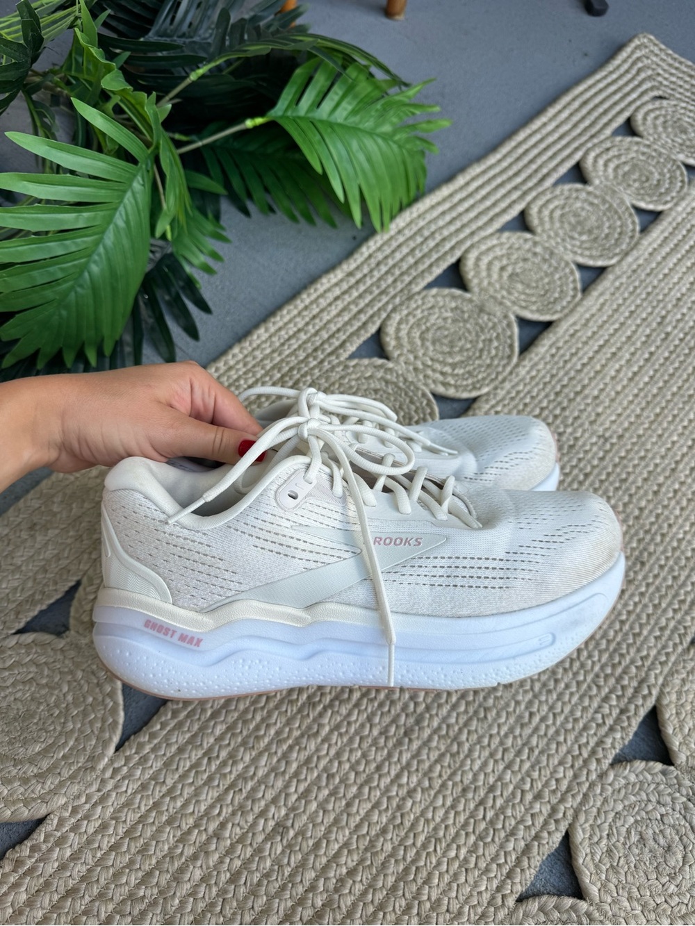 Brooks Ghost Max White Pink Cushion Running Shoes Sz 10 2E Wide